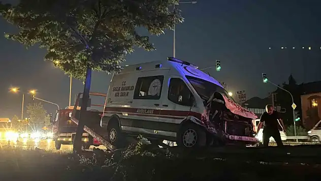 Ambulans ile çarpışan otomobilde can pazarı