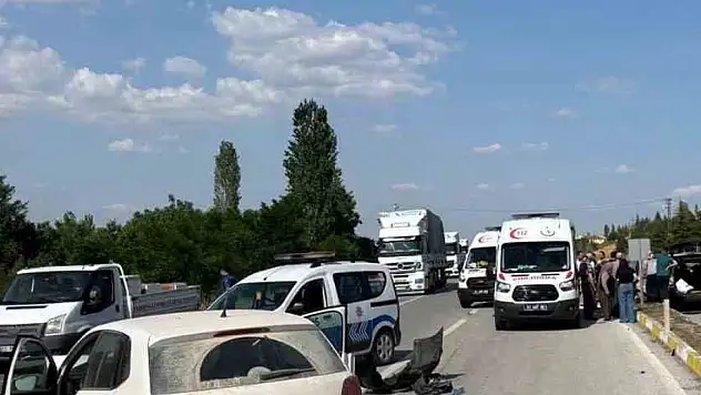 İki Otomobil çarpıştı, 1 ölü, 3 yaralı