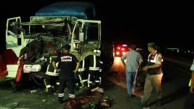 Kamyon TIR'a arkadan çarptı: 1 ölü