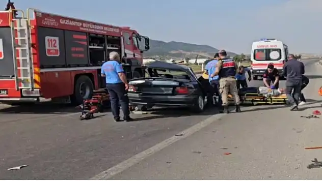 Gaziantep'te iki otomobil çarpıştı: 1 ölü, 2 yaralı