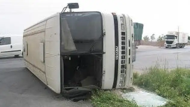 İşçi servisi devrildi