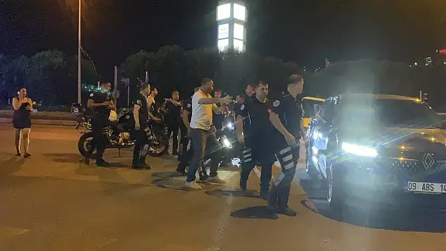 Otomobille çarpışan motosikletteki 2 polis yaralandı