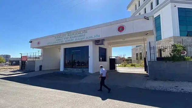 Tamir sırasında traktör ile römork arasında sıkışıp, öldü