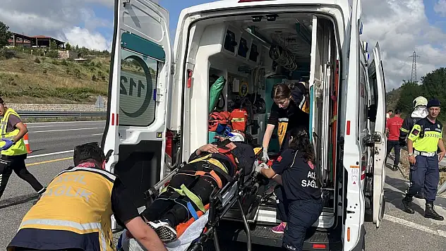 Otomobil,  şarampole devrildi 4'ü ağır, 8 yaralı