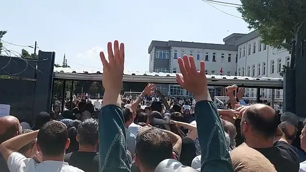 Sınava giren çocuklarını görmek için yarıştılar