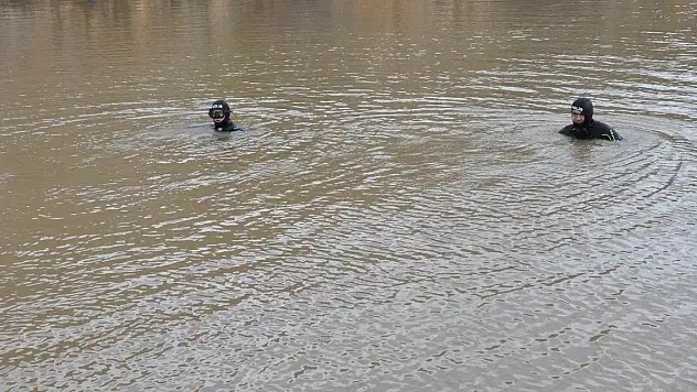 Kanala giren 1'i çocuk 2 kişi kayboldu