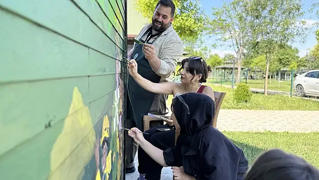 Konya'daki öğrenciler duvarları renklendiriyor