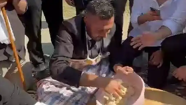 Düğün konvoyunda damada hamur yoğurttular