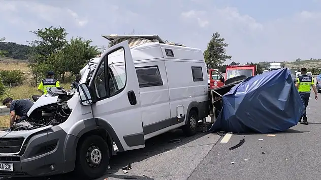 Karavan, otoyolda kamyona çarptı 1 ölü, 1 yaralı