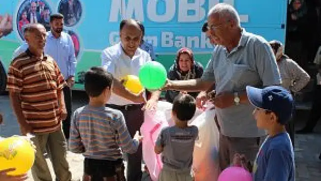 Mobil giyim bankası hizmet vermeye devam ediyor