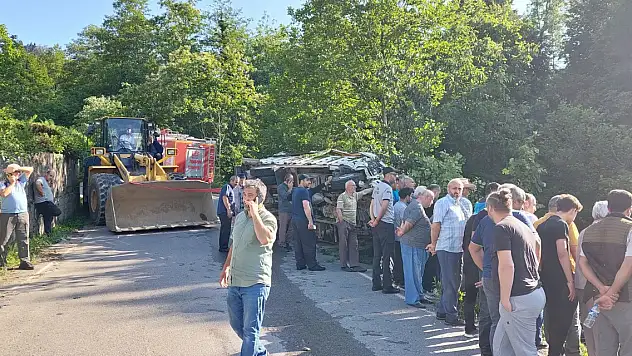 Çay yüklü kamyonet devrildi: 8 yaralı