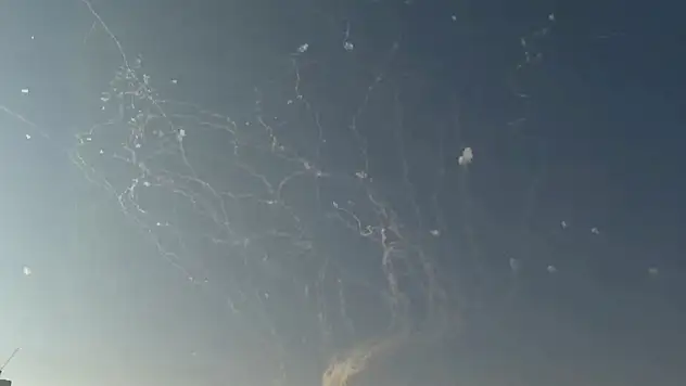 İran'dan İsrail'e balistik füze saldırısı hastane ile borsa binasında patlama ve yıkım meydana geldi