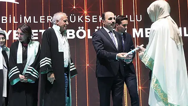 Başkan Altay, KTO Karatay Üniversitesi mezuniyetinde gençlerle buluştu