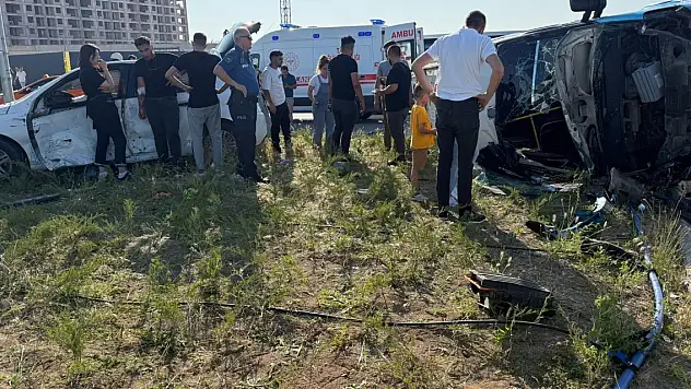 Dolmuş ile otomobil çarpıştı 5 yaralı