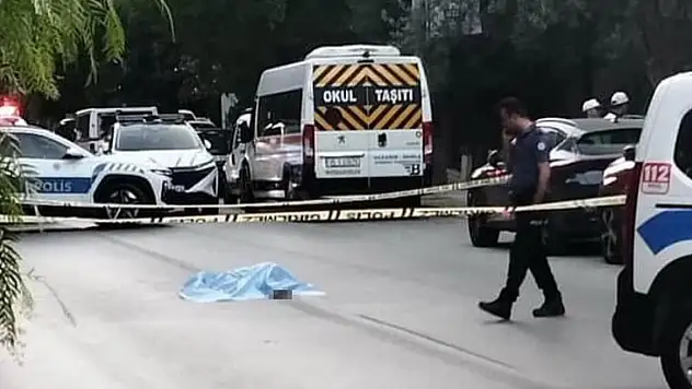 Korkunç olay... Yola yatan kadının üzerinden 2 araba geçti