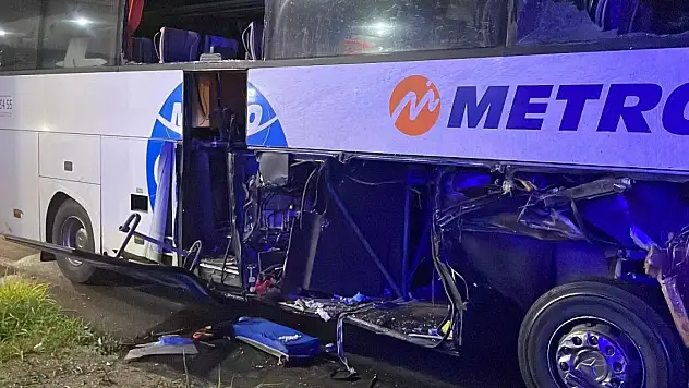 Faciadan dönüldü... Yolcu otobüsü tıra çarptı, 12 kişi yaralandı