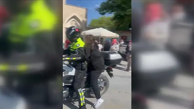 Konya'da kimliğini evde unutan öğrenciyi YKS'ye polis yetiştirdi