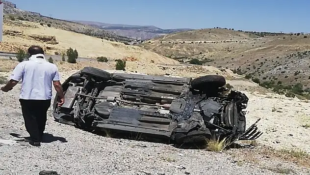 Otomobil bariyerlere çarpıp takla attı: 1 ölü, 2 yaralı