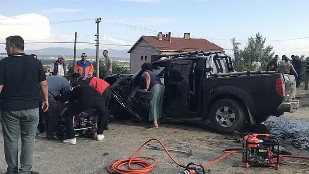 Kamyonet ile otomobil çarpıştı: 1 ölü, 1 yaralı