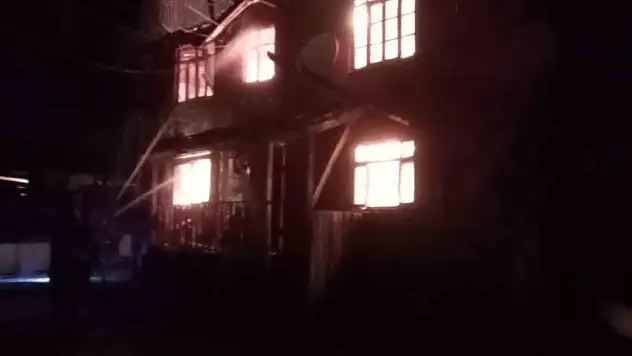 İki katlı ahşap ev, çıkan yangında küle döndü