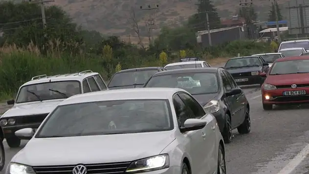 Motosiklet ile otomobil çarpıştı