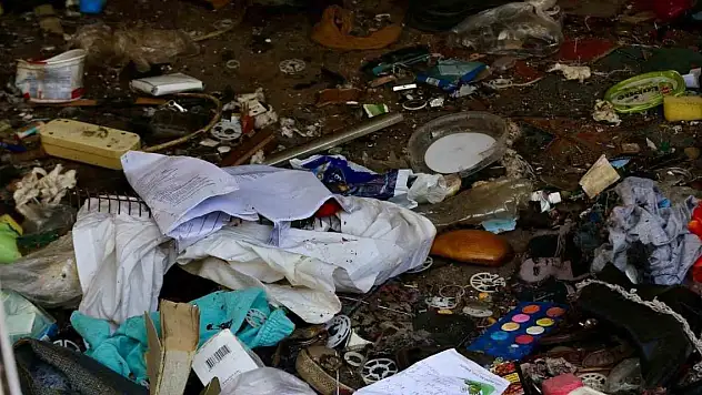 2 ayrı evden 8 kamyon dolusu çöp çıktı