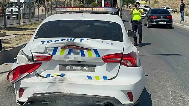 Kamyonet, polis aracına çarptı: 2 polis yaralandı
