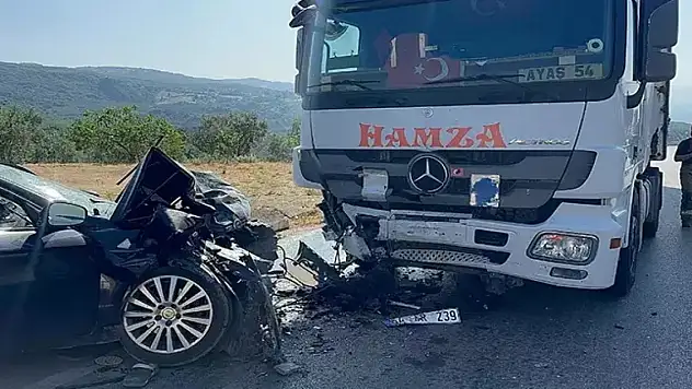 Tır ile otomobil çarpıştı 1 ölü, 2 yaralı
