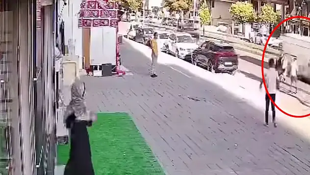 Bıçaklı kavgadan kaçarken minibüsün altında kalıp öldü