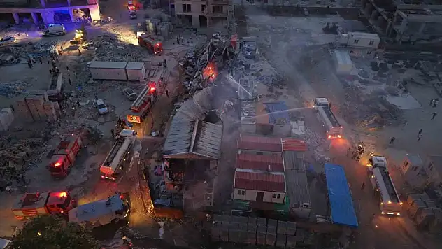 İşçilerin kaldığı prefabrik yatakhane alevlere teslim oldu