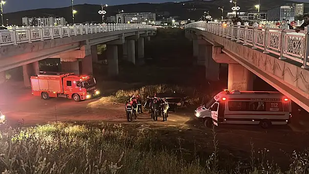 Otomobil, Kızılırmak'taki köprüden düştü