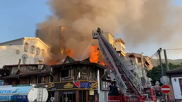 Lokantada çıkan yangın, bitişikteki dükkanlara da sıçradı