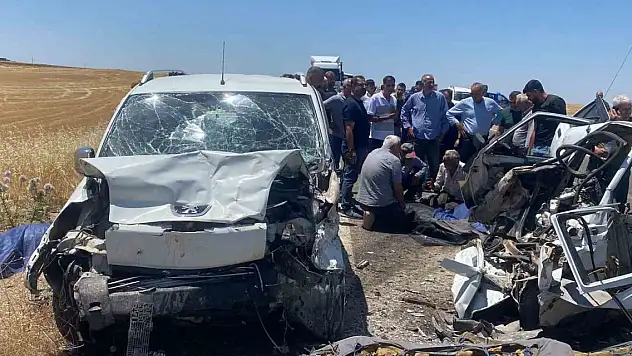 Otomobil ile hafif ticari araç kafa kafaya çarpış: 4 ölü, 1 yaralı