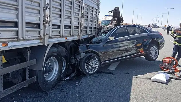 Otomobil TIR'a arkadan çarptı: 2 ölü, 1 yaralı