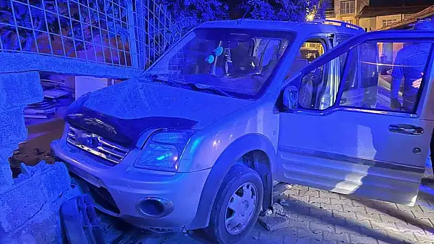 Kontrolden çıkan araç bahçe duvarına çarptı: 1 yaralı