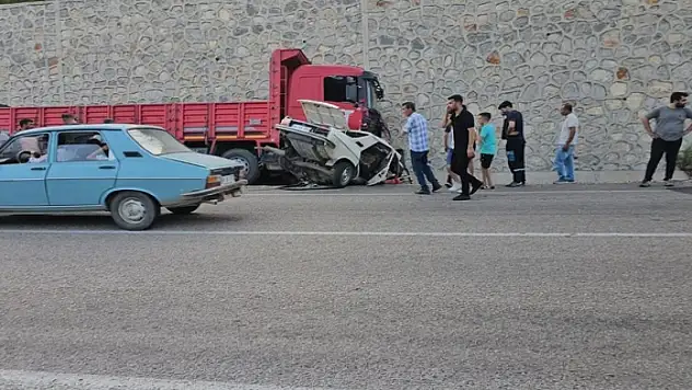 Tır ile otomobil çarpıştı 1 ölü