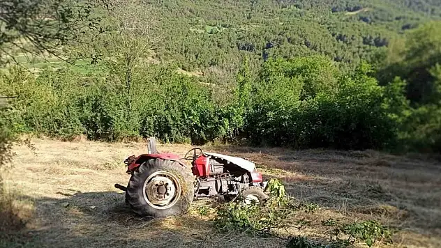 Traktör şarampole yuvarlandı: Dede hayatını kaybetti, eşi ve torunları yaralı