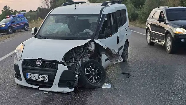 İki otomobil kafa kafaya çarpıştı: 3 yaralı