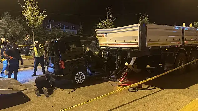 Tıra çarpan araçtaki 5 özel harekat kursiyerinden 2'si öldü, 3'ü yaralandı