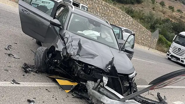 Otomobildeki 8 kişi yaralandı