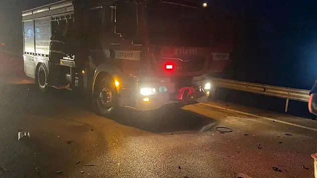 TIR'a otomobil çarptı: 4 ölü