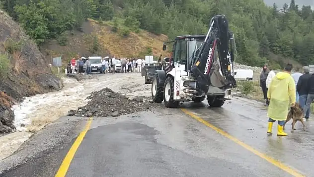 Kuvvetli sağanak karayolunu ulaşıma kapattı