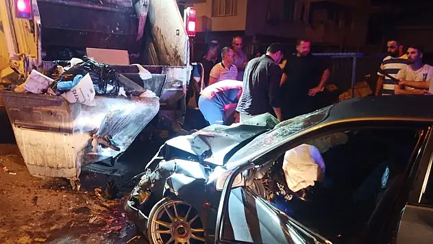 Otomobil çöp kamyonuna çarptı, 1 kişi öldü