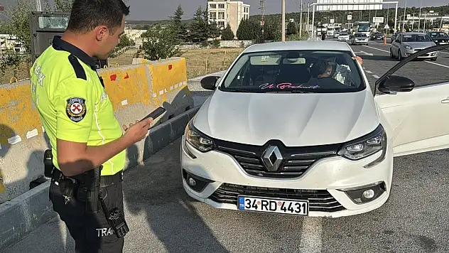 Polis noktasına çakar lamba yakarak giren sürücü ve araç sahibine 276 bin lira ceza