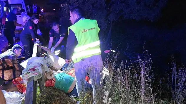 Anadolu Otoyolunda TIR, minibüse çarptı: 7 yaralı