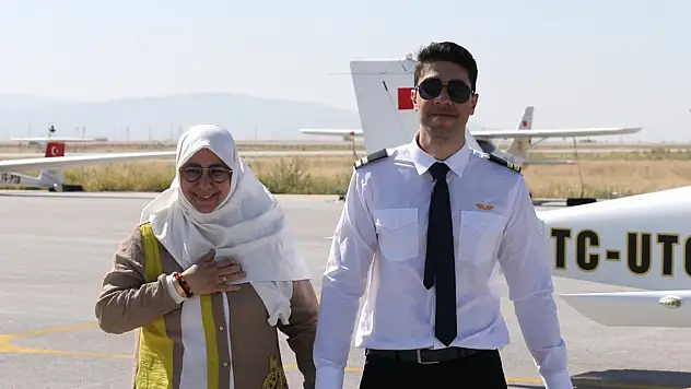 Pilot oldu, annesiyle uçtu