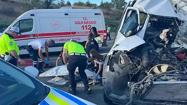 Servis minibüsü kamyona arkadan çarptı 1 ölü, 5 yaralı
