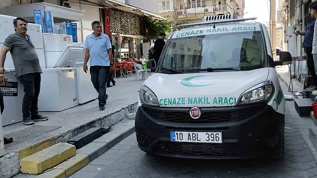 Yaşlı adam, binanın teras katındaki demirlerde asılı bulundu