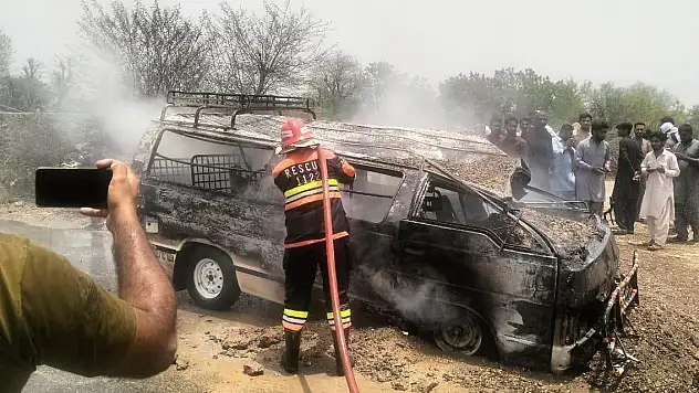 Öğrenci servisi alev aldı: 1 ölü, 10 yaralı