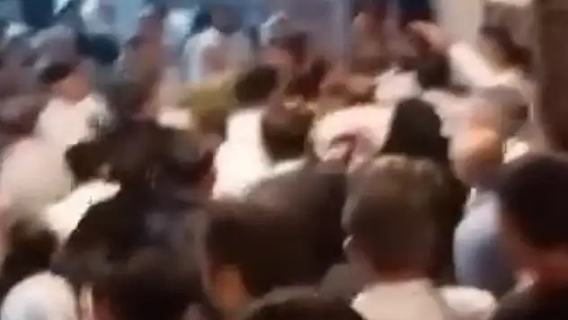 Düğün salonu önünde tekme ve yumruklu kavga